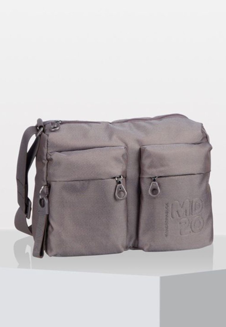 Borsa a spalla in tessuto grigio con due tasche anteriori con zip, superficie testurizzata e logo in rilievo sul lato. Include una tracolla regolabile.