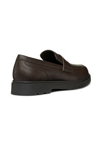 Zapato marrón de cuero tipo mocasín con puntera redondeada, superficie texturizada y suela de goma. Presenta un diseño cosido y un empeine acolchado para mayor comodidad.