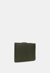 Portafoglio in pelle verde scuro con superficie texturizzata, design bifold e chiusura sicura. Presenta cuciture a vista e una forma compatta.