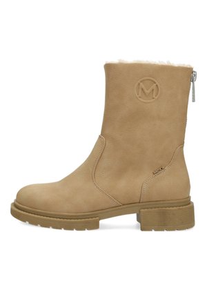 Bottine beige en suède doux avec une fermeture éclair, logo bien visible sur la tige et semelle en caoutchouc texturée pour une meilleure adhérence.