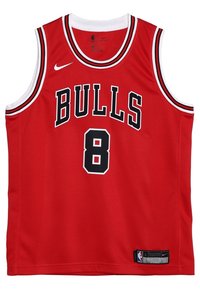 Czerwona koszulka koszykarska z czarnym napisem "BULLS", numer "8" w kolorze czarnym, białe akcenty przy kołnierzyku i otworach na ramiona, wykonana z oddychającego materiału.