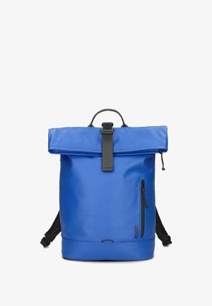 Sac à dos bleu à rabat enroulable avec boucle noire, poche zippée à l'avant, bretelles noires réglables et petite poignée sur le dessus.