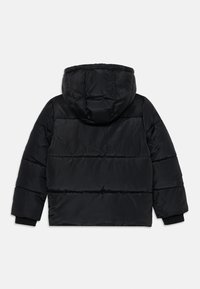 Svarte boblejakke med hette, med en quiltet design og ribbet ermer. Glatt materiale med en blank overflate og ingen synlig merkevare.