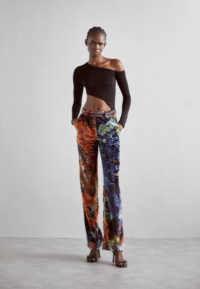 Materiel DIAGONAL CUT BODY - Trükipildiga T-särk - black