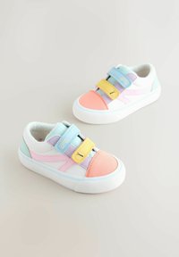 Neselectat, multi pastel