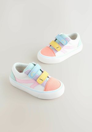 Sneaker mit niedrigem Schaftschnitt, weißem Obermaterial aus Synthetik und pastellfarbenen Akzenten in Pink, Blau, Grün und Gelb; ausgestattet mit Klettverschlüssen und einer profilierten Gummisohle.