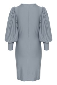 Vaaleansininen mekko, jossa on pullistuvat hihat, korkea kaula-aukko ja suora leikkaus. Takana on huomaamaton sauman yksityiskohta.