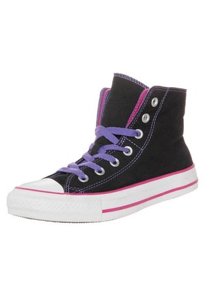 Czarny wysoki tenisówka z fioletowymi sznurowadłami, różowym wykończeniem, białym gumowym noskiem i białą podeszwą z różowym paskiem.