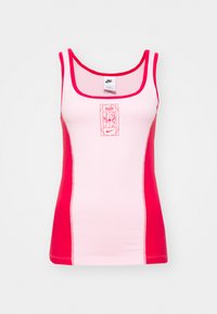 Roosa ja punane tank top, millel on avatud kaelus, külgsuunaline värviline blokeerimine ja keskel graafiline kujundus, millel on "Nike 1972" tekst.