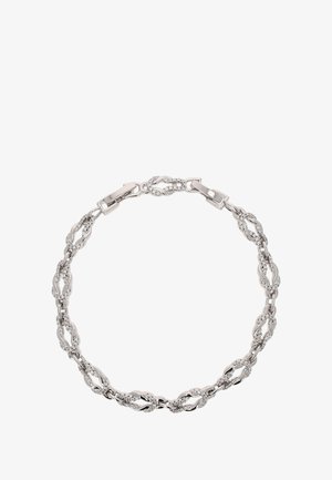 Ezüst színű fém karkötő, amely összefonódó láncokból áll, texturált felületű, kicsi, világos kövekkel díszítve a részletgazdagság érdekében.