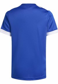 Plava sportska majica s kratkim rukavima, okruglim izrezom i bijelim detaljima na rubovima rukava. Izrađena od laganog, prozračnog materijala.