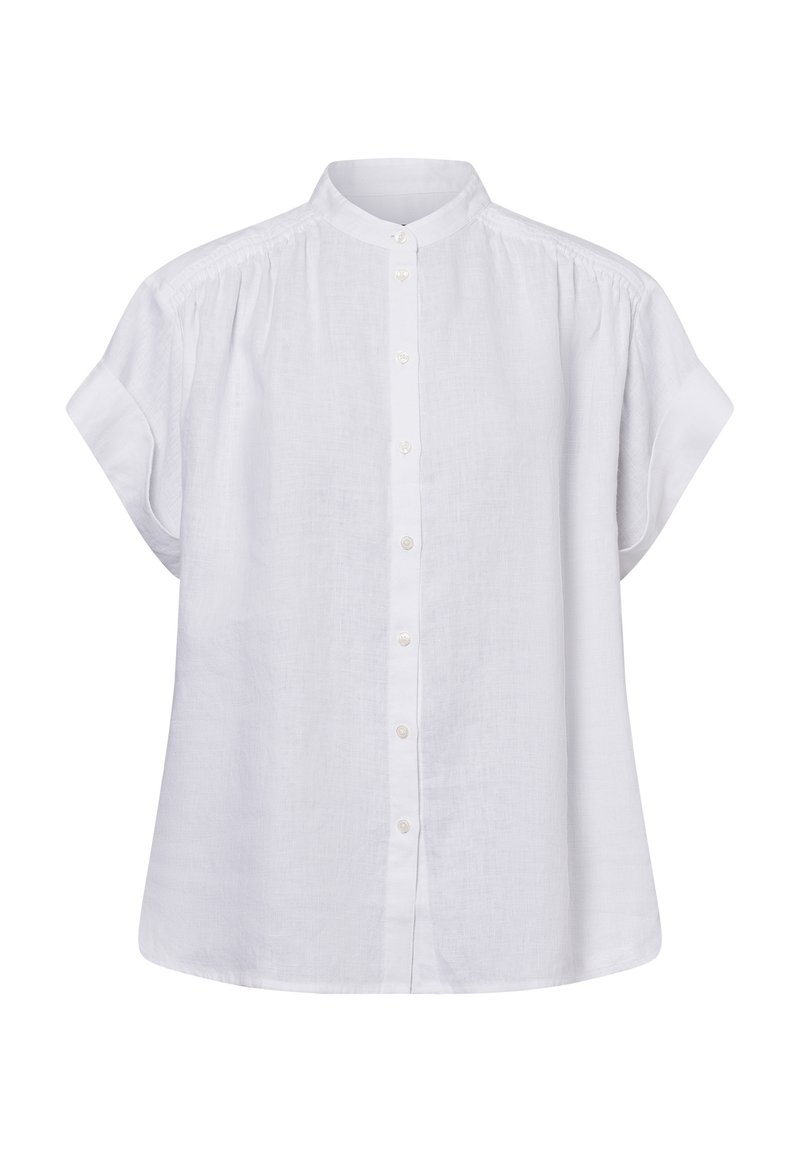 Witte blouse met korte mouwen en een mandarin kraag, met een knoopsluiting aan de voorkant en subtilen plooidetails op de schouders.