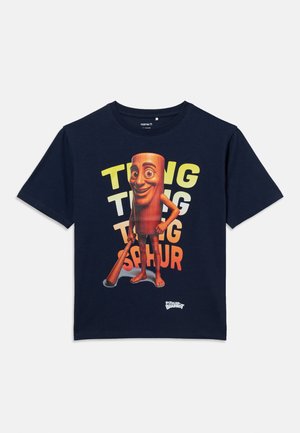 Maglietta blu navy con personaggio cartone animato di mazza di legno che tiene una mazza, circondato da testo stilizzato "TING TING TING SPHUR."