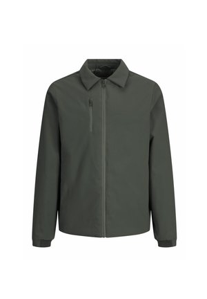 Tume roheline jakk, millel on krae, ees lukuga kinnitamine ja küljetasku. Omab tekstureeritud kangast ja elastseid mansette. Lihtne disain.