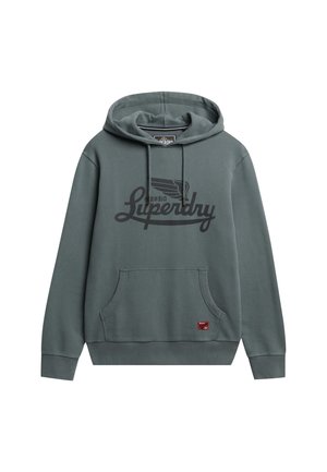 Hættetrøje i skifergrå med frontlomme, ribbede manchetter og en stor sort "Superdry"-logo på brystet. Blød tekstur.