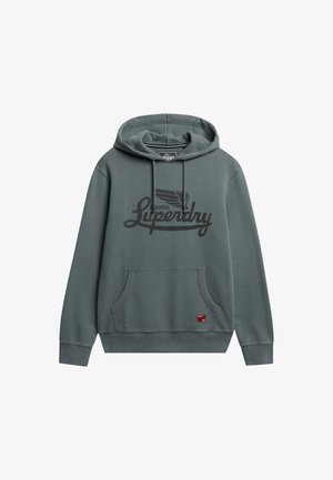Hættetrøje i skifergrå med frontlomme, ribbede manchetter og en stor sort "Superdry"-logo på brystet. Blød tekstur.