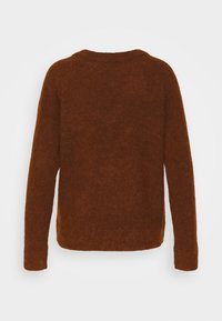 Pull brun duveteux à manches longues avec un col rond, vu de dos sur un fond blanc uni.