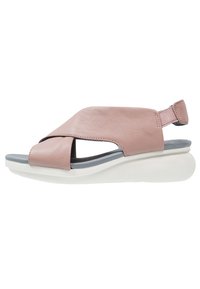 Sandal in pelle rosa con design aperto sulla punta, con cinturino elastico sul retro, suola spessa bianca e soletta grigia. Presenta dettagli a intaglio per la traspirazione.