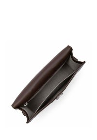 Clutch in pelle marrone con esterno liscio, apertura superiore e rivestimento in tessuto grigio. Presenta una chiusura a scatto e un design minimalista.