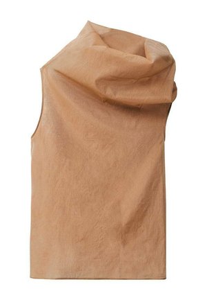 Mouwloze, bruine top gemaakt van lichtgewicht stof met een gedrapeerd halsontwerp. De textuur lijkt zacht en licht gekreukt, met een relaxte pasvorm.