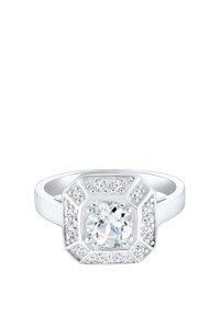 Sølvring med oktogonal design og en stor klar sten i midten omgivet af mindre sten, poleret overflade og glat skæft.