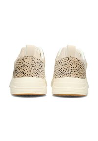 Zapatillas beige con un talón texturizado en tonos marrón y negro con manchas, parte superior de malla suave, collar acolchado y suela de goma. Sin marca visible.