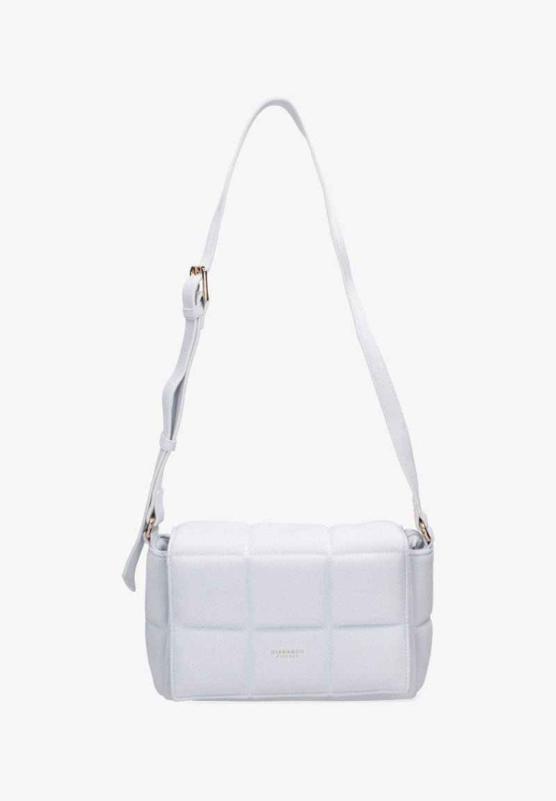 Borsa a mano rettangolare bianca imbottita con una trama liscia, tracolla regolabile e finiture in oro, con logo del marchio sul davanti.