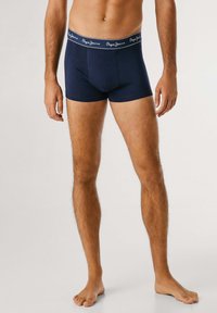 Marineblaue Boxershorts aus weichem Stoff, mit einem elastischen Bund in Markenqualität und einer enganliegenden Passform für Komfort und Unterstützung.