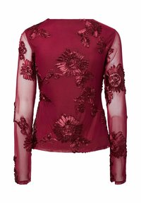 Burgunderfarget langermet topp laget av gjennomsiktig stoff, med blomsterbroderi og teksturerte detaljer på ermer og kropp.