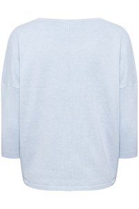 Svetlomodra pletena jopa sproščenega kroja, z širokim čoln izrezom in rokavi tričetrt dolžine. Gladek tekstura in subtilni detajli šivov.