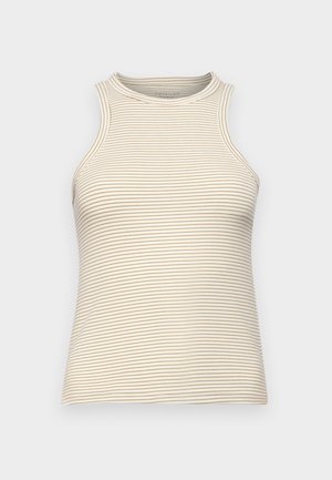 Top bez rękawów z wysokim kołnierzem, wykonany z teksturowanej tkaniny z cienkimi poziomymi paskami w kolorze beżowym i białym. Dopasowany krój, brak widocznych elementów metalowych.