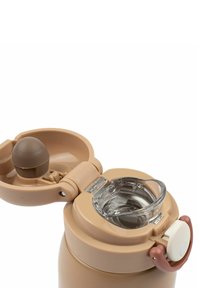 Bruine waterfles met een plastic deksel. Het deksel heeft een doorzichtige opening en een bruin vergrendelingsmechanisme. Soepele textuur.