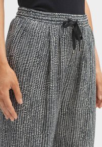 OPUS MAHOLA DESERT - Pantalon classique - emerald
