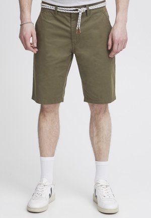 Shorts vert olive en coton, dotés d'une ceinture tissée blanche et marron, de poches latérales et d'une coupe droite se terminant au-dessus du genou.