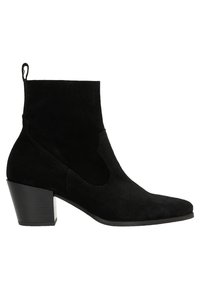 Botte de cheville en suède noir avec un nez pointu, des découpes courbées sur les côtés et un talon épais à finition texturée. Comprend une languette arrière.