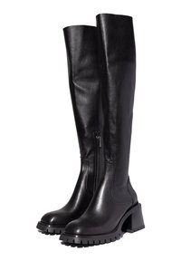 Bottes en cuir noires montant jusqu'aux genoux avec talons épais et semelles crantées épaisses, dotées de fermetures éclair latérales.