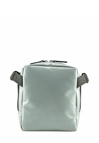 Piccola borsa a tracolla quadrata grigio chiaro con chiusura a doppia cerniera e cinturini laterali regolabili grigio scuro.
