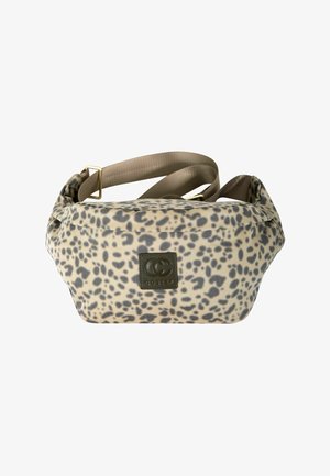 Bež in sive tkanine z leopardskim potiskom torbica za okoli pasu z nastavljivim rjavim trakom in črno znamko na sprednji strani.