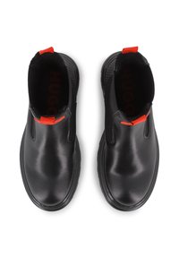 Botas de cano curto de couro preto com acabamento liso, painéis laterais elásticos e puxadores vermelhos destacados no calcanhar. Sola de borracha com aderência texturizada.