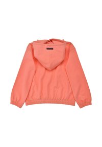Koralle Kapuzenjacke mit elastischen Bündchen und Saum, Ansicht von hinten. Glatte Stoffstruktur und ein Etikett am Hals.