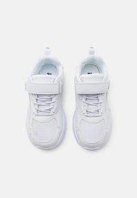 Baskets blanches de sport avec une tige en maille, un col rembourré, des accents texturés, des lacets élastiques et une sangle à crochet et boucle pour un maintien sécurisé.
