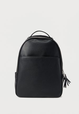 Rucsac negru din piele, cu mâner superior, buzunar frontal și două fermoare argintii cu ciucuri din piele, prezentat pe un fundal simplu, deschis la culoare.