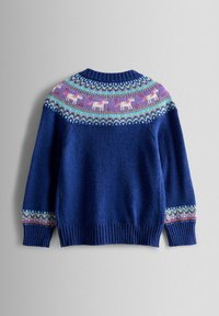 Blå stickad tröja med mönstrad yoke i rosa, grönt och vitt med renmotiv, ribbade ärmslut och nederkant. Mysig och texturerad.