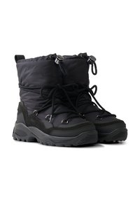 Černé zimní boty s polstrovaným svrškem, texturovanými semišovými detaily, elastickými tkaničkami a robustní podešví se vzorkem pro lepší trakci.