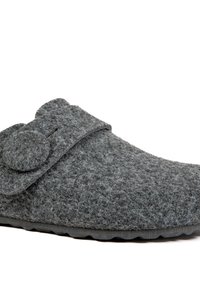 Chausson en feutre gris avec un bout arrondi, une large sangle en feutre et un bouton accent circulaire. Texture douce et semelle en caoutchouc pour une utilisation intérieure.