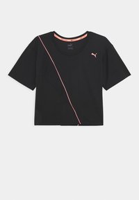 Camiseta negra corta hecha de un tejido suave con un escote redondeado, que presenta una franja diagonal rosa y un pequeño logo en el pecho.