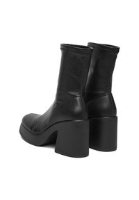 Para czarnych skórzanych botków za kostkę z obcasami w kształcie bloku, gładką fakturą i lekko zaokrąglonym noskiem, pokazanych z tyłu i z boku.