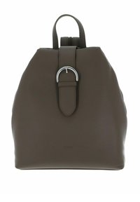 Sac à dos en cuir marron de forme arrondie, avec une poignée supérieure, une bandoulière arrondie avec une boucle en argent et une surface texturée.