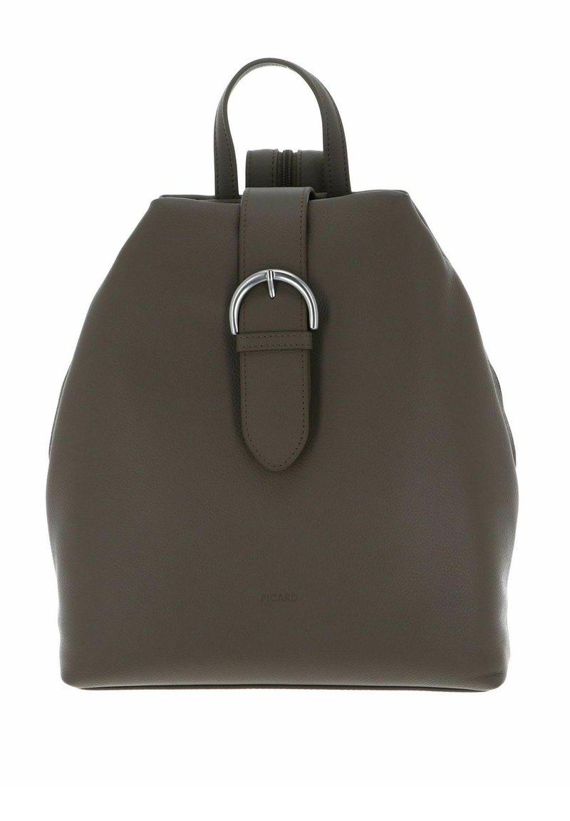 Sac à dos en cuir marron de forme arrondie, avec une poignée supérieure, une bandoulière arrondie avec une boucle en argent et une surface texturée.