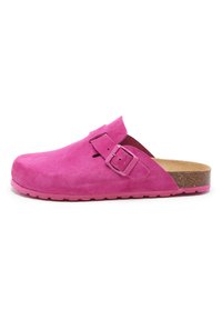Sabot en daim rose avec une large sangle et une boucle réglable. Semelle en liège et semelle en caoutchouc texturé. Fini lisse sans motifs visibles.